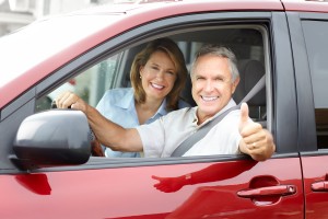 Ehepaar sitzt im Auto
