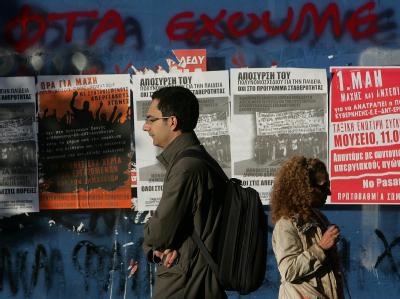 Schockiert und ängstlich haben Griechenlands Medien und große Teile der Bevölkerung auf die Verkündung der Sparmaßnahmen reagiert. Passanten in Athen