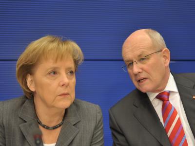 Fraktionschef Volker Kauder fühlt sich «als konservativer Christ» in der CDU unter Merkel «pudelwohl». Merkel und Kauder