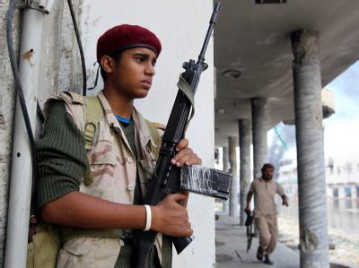 Ein Gaddafi-Gegner im umkämpften Sirte. Hier und in der Stadt Bani Walid sind die letzten Gaddafi-treuen Soldaten aktiv. Foto: Mohamed Messara Ernster Blick