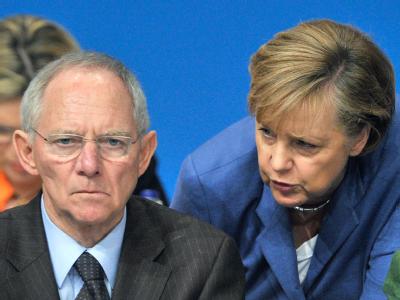 Finanzminister Wolfgang Schäuble droht im griechischen Schuldendrama nachdrücklich mit einem Zahlungsstopp. Schäuble und Merkel