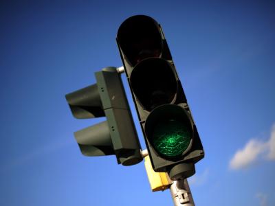 Autofahrer müssen sich an die Regeln halten - auch wenn ein anderer dagegen verstößt. Ampel