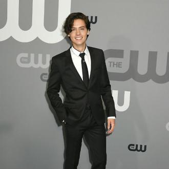 Der Schauspieler enthüllte, dass die Beziehung mit der Beauty nicht immer einfach war. Der Frauenschwarm gab zu, dass es dauerte, den Star richtig kennenzulernen. Cole Sprouse