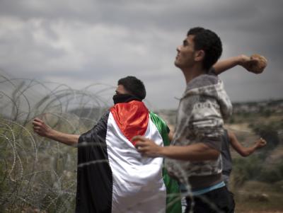 Palästinenser werfen Steine gegen israelische Grenzanlagen (Archivbild). Israels Außenminister Lieberman hat den Ton gegenüber der Palästinenserführung weiter verschärft. Protest
