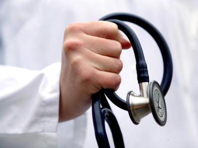 Wer trägt die hohen Kosten im Gesundheitswesen? Union und FDP haben unterschiedliche Vorstellungen. Stethoskop