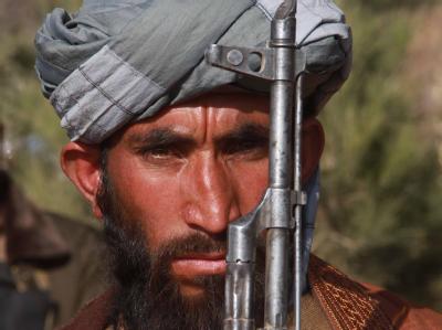 Ein Taliban legt im Rahmen eines Amnestieprogramms seine Waffe nieder. Trotz solcher Programme geht der Krieg in Afghanistan unvermindert weiter. Foto: dpa Afghanistan