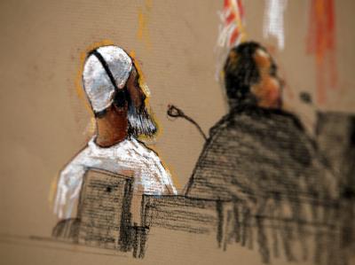 Die Gerichtszeichnung zeigt Ibrahim Ahmed Mahmud Al-Qosi mit einem Pflichtverteidiger in einem Gerichtsgebäude in Guantanamo. (Archivillustration) Gerichtszeichnung