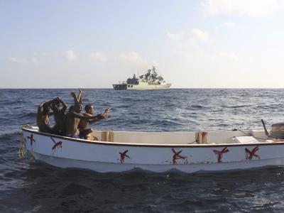 Somalische Piraten werden von einem Schiff der portugiesischen Marine gestellt. (Archivbild) Piraten