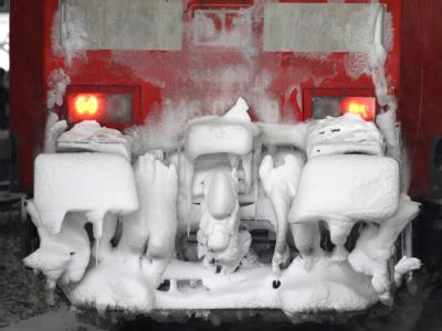 Eine verschneite Lokomotive der Deutschen Bahn. Foto: Martin Gerten/Archiv Deutsche Bahn
