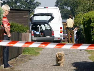 Spezialkräfte der Polizei untersuchen den Tatort. Campingplatz