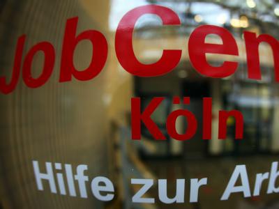Blick durch die Glasscheibe eines Jobcenters in Köln. Jobcenter
