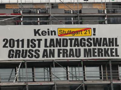 Ein Transparent der Gegner vom Projekt Transparent