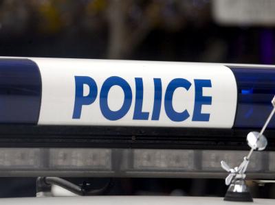 Das Blaulicht eines Polizeiwagens vor einem Tatort in Frankreich. Foto: Ian Langsdon/Symbolbild Polizeiwagen