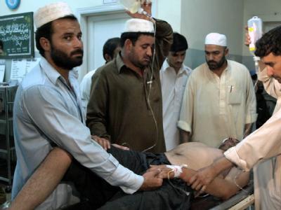 Ein bei dem Anschlag verletzter Pakistaner in einer Klinik in Peschawar. Anschlag in Pakistan