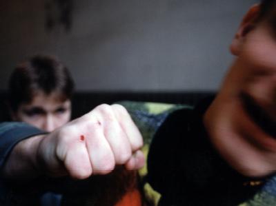 Laut einer Studie wächst die Gewalttätigkeit junger, männlicher Muslime mit zunehmender Bindung an den Islam. Faust