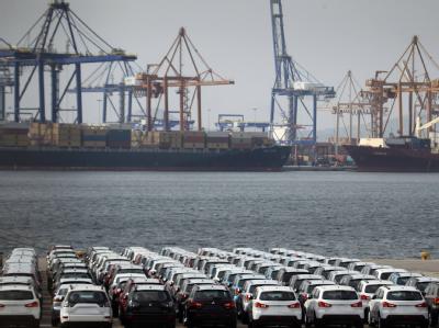 Importierte Autos im Hafen von Piräus. Ein Wachstumspaket der Bundesregierung sieht angeblich auch Sonderwirtschaftszonen vor. Foto: Orestis Panagiotou Hafen von Piräus