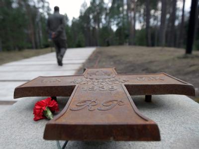 Mehr als 20 000 polnische Offiziere, Beamte und Intellektuelle waren 1940 bei Katyn von der sowjetischen Armee ermordet worden. Foto: Maxim Shipenkov Gedenken in Katyn