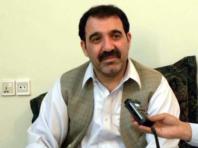Ahmed Wali Karsai spricht am 21.08.2009 in Kandahar mit Journalisten. Karsai-Bruder