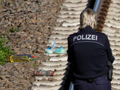 Eine Polizeibeamtin nahe des Bahnhofes Südkreuz in Berlin an einer Bahnstrecke. Hier wurde einer der Brandsätze entdeckt. Foto: Herbert Knosowski Suche nach Brandsätzen