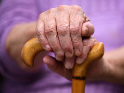 Das Bundesgesundheitsministerium hält an privaten Pflege-Zusatzversicherung fest. Am Gehstock