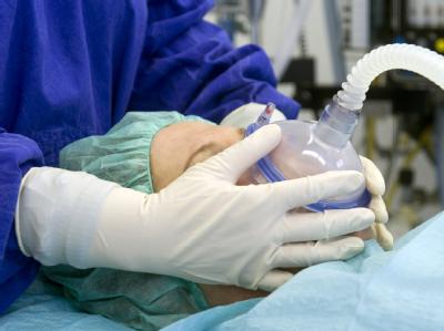 Die Verbreitung von Keimen in Kliniken und Arztpraxen soll eingedämmt werden. (Symbolbild) OP-Handschuhe