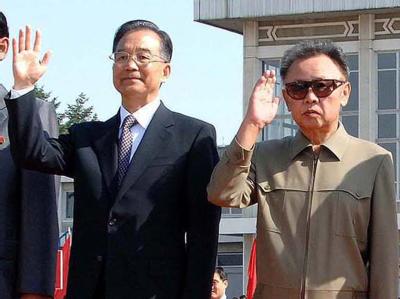 Chinas Premier Wen Jiabao (l) ist zu Gast bei Nordkoreas Machthaber Kim Jong Il. Wen Jiabao und Kim Jong Il