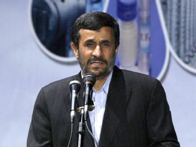 Der iranische Präsident Mahmud Ahmadinedschad laviert zwischen Drohgebärden und Gesprächsbereitschaft. Foto: Abedin Taherkenareh/Archiv Mahmud Ahmadinedschad