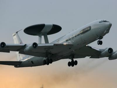 Der Bundestag hat am Donnerstagabend mit breiter Mehrheit der deutschen Beteiligung an AWACS-Aufklärungsflügen der NATO über Afghanistan zugestimmt. AWACS-Aufklärungsflugzeug