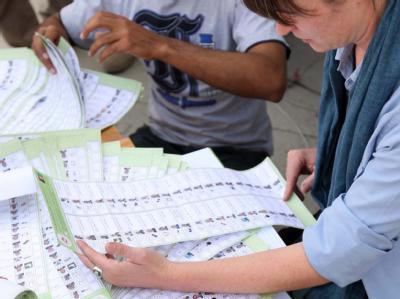 Mitarbeiter der der UN-unterstützten Wahl-Beschwerdekommission (ECC) überprüfen im September Wahlzettel auf Anzeichen von Wahlbetrug. Wahlzettel-Prüfungen