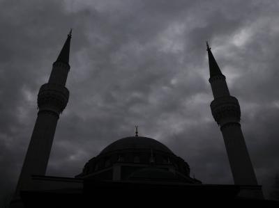 Die beiden Minarette der Sehitlik-Moschee in Berlin ragen in den bewölkten Himmel. Sehitlik-Moschee