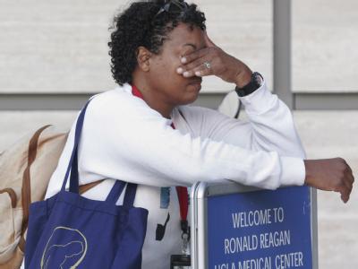 Eine Frau weint vor dem UCLA Medical Center in Los Angeles um den Popstar. Trauer