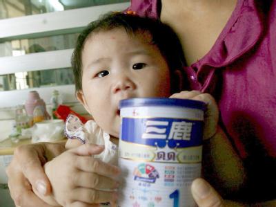 Ein an Nierensteinen erkranktes Kind in China mit einer Dose Milchpulver. (Archivfoto) Milchskandal