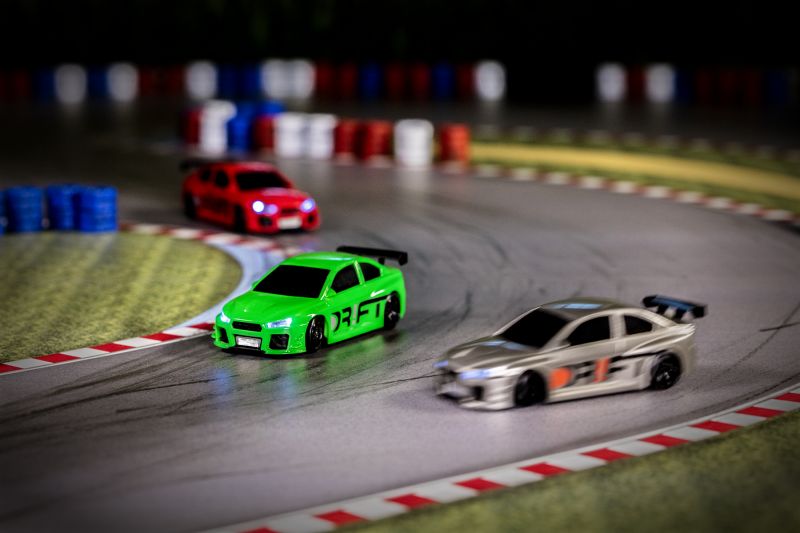 Mit den DR!FT-Racern werden dank modernster Computertechnologie die originalgetreuen Fahreigenschaften von Rennwagen perfekt simuliert.