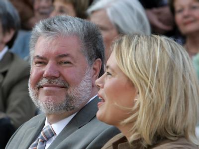 Die Spitzenkandidatin der CDU, Julia Klöckner, neben Ministerpräsident Kurt Beck (SPD). Kurt Beck und Julia Klöckner