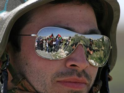 Palästinenser spiegeln sich in der Sonnenbrille eines israelischen Soldaten. Westjordanland wird abgeriegelt