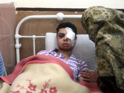 Eine Ägypterin kümmert sich um einen bei den jüngsten Demonstrationen verletzten Verwandten. Verwundet