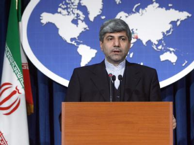 Ministeriums-Sprecher Mehmanparast während einer Pressekonferenz in Teheran. (Archivbild) Ministeriums-Sprecher Mehmanparast