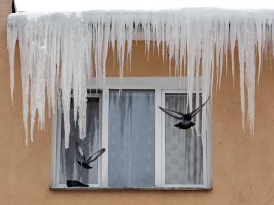 Eiszapfen am Dach eines Hauses in St. Petersburg. Eiszapfen
