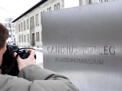Ein Journalist vor dem Canisius-Kolleg in Berlin. Canisius-Kolleg