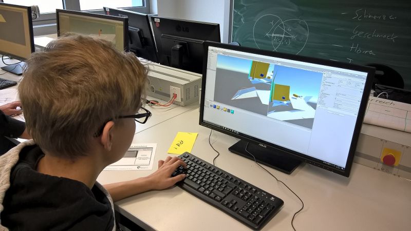 Neues lernen, ausprobieren, testen und verstehen. Die Schülerkurse im Rahmen der Kooperation zwischen der Pfrimmtal Realschule und dem Fachbereich Informatik der Hochschule Worms erfreuen sich großer Nachfrage / Foto/Sibylle Reuter