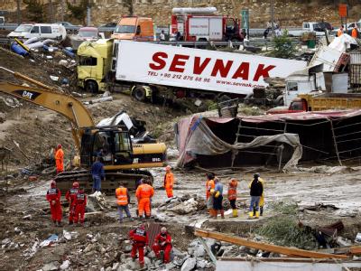 Rettungskräfte in Istanbul vor von den Wassermassen mitgerissenen Lastwagen. Trümmer