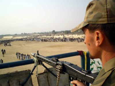 Ein Soldat der pakistanischen Armee bei einer Offensive gegen die Taliban. Offensive gegen Taliban