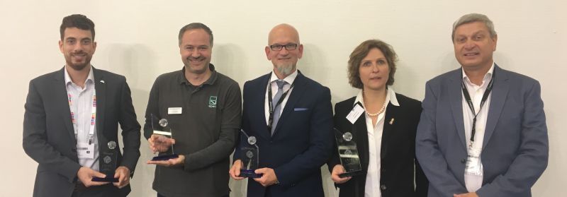 Bild: Die Gewinner der it security Awards 2017: Udi Peled, Illusive Networks; Elmar Eperiesi-Beck, eperi GmbH; Arne Vodegel, EmpowerID, Agnes Graf, Ampeg GmbH und Ulrich Parthier, Herausgeber it security (v.l.n.r.).