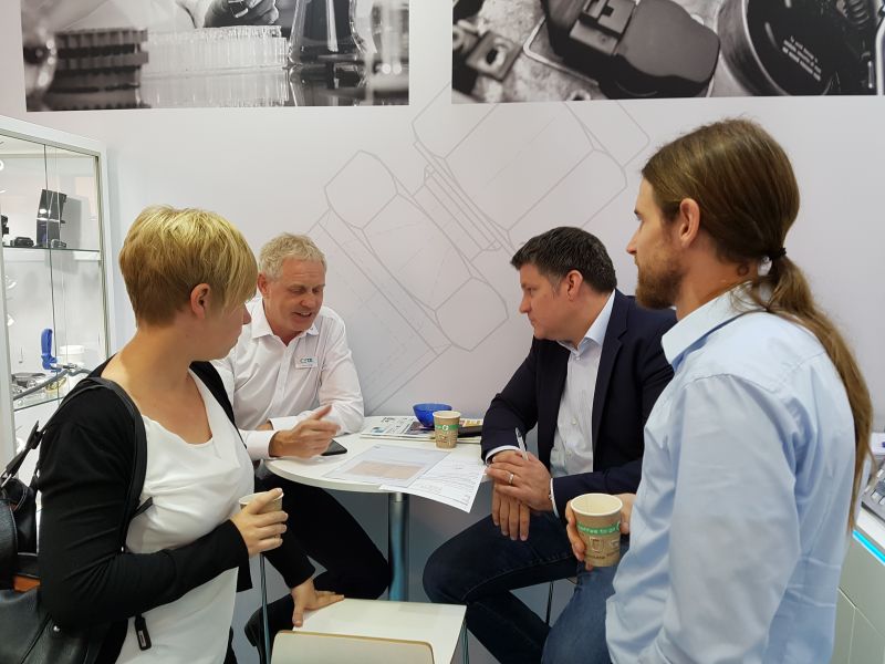 Gespräche über Wasserstoff- Dichtheitsprüfgeräte am CETA Messestand