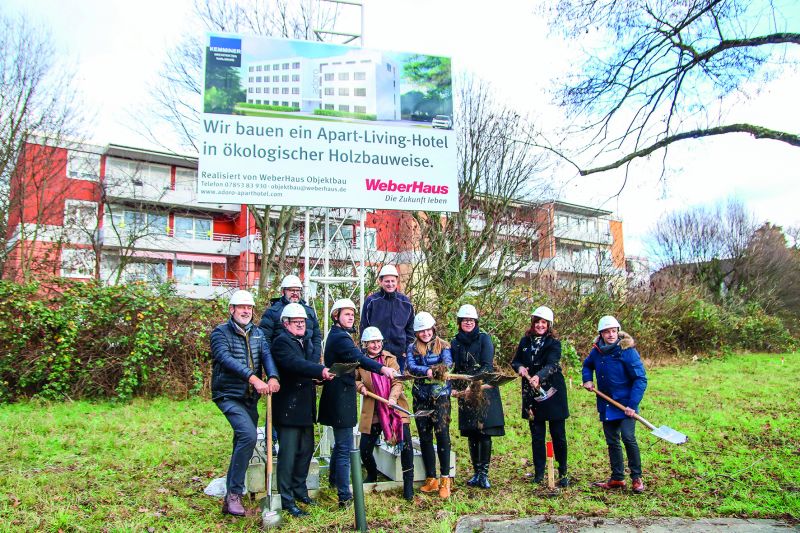 1. Reihe v.l.: Architekt Martin Kemminer, Oberbürgermeister der Stadt Bühl Hubert Schnurr, Investorenfamilie Baumann, Corinna Bergmaier von der Wirtschaftsförderung Bühl, geschäftsführende Gesellschafterin Heidi Weber-Mü