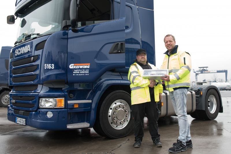 Patrick Rien (l.) ist der 700. Mitarbeiter der Greiwing logistics for you GmbH und wurde als solcher vom Geschäftsführender Gesellschafter Jürgen Greiwing (r.) herzlich im Unternehmen willkommen geheißen. (Foto: GREIWING)