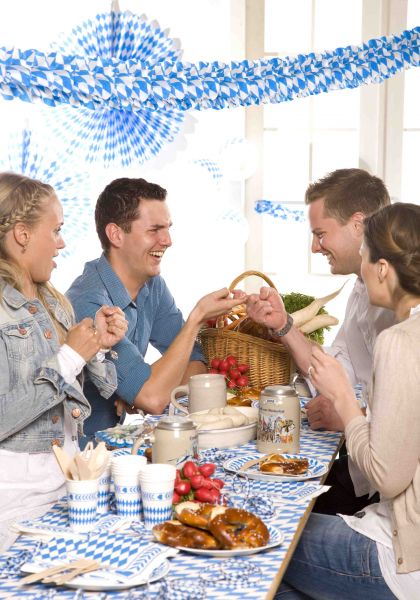Mit ein paar einfachen Tipps zaubern Sie im Handumdrehen eine zünftige Wiesn Atmosphäre, die jeden Gast begeistern wird. Tischdecken, Teller, Servietten und Girlanden im typischen blau-weißem Rautendesign, dazu passende Girlanden – fe