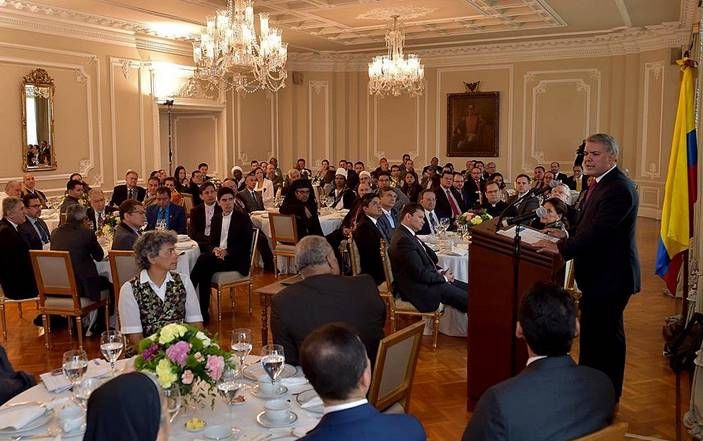 Präsident Ivan Duque spricht zu religiösen Führungspersönlichkeiten im Präsidentenpalast © Foto: @elmedio.info/IAD News