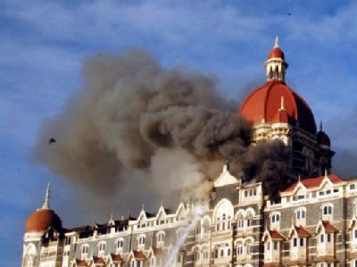 Mumbai im November 2008: Rauch steigt aus einem von islamistischen Terroristen besetzten Hotel hervor. Terror in Mumbai