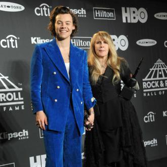Harry Styles bewahrt seine Couture-Outfits im Eisschrank auf. Harry Styles und Stevie Nicks